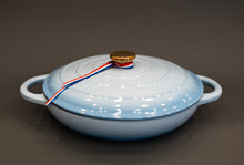 Заредете изображение във визуализатора на галерията – Емайлирана чугунена тава с капак
