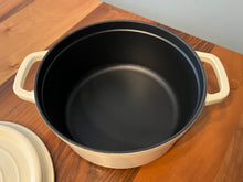 Заредете изображение във визуализатора на галерията – Тенджера чугун
